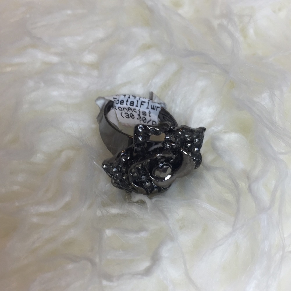 Floral dark metallic cocktail ring - Picture 2 of 3